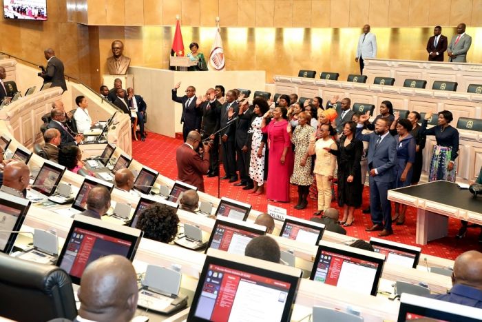 MPLA chama &quot;talentos parasitários&quot; a deputados da UNITA por &quot;criticarem&quot; as acções do Executivo