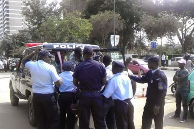 Policia angolana reprime marcha pela libertação dos &quot;presos políticos&quot; em Luanda e detém ativistas
