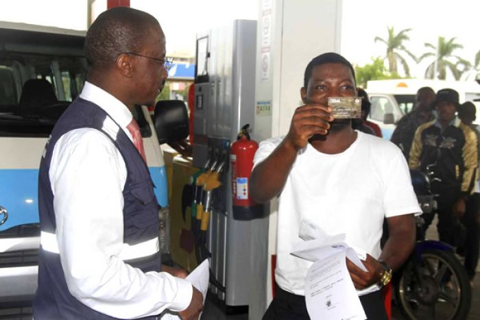 Governo desburocratizou processo e vai emitir por dia 500 cartões de subsídio à gasolina para taxistas