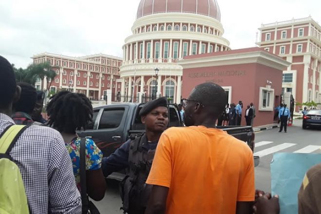 Ativistas manifestam-se junto ao parlamento de Angola a pedir autárquicas em todo o país
