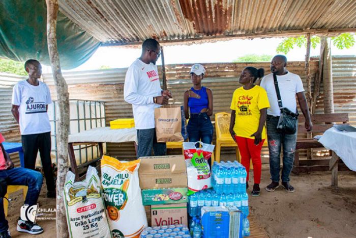 Líder do CPJ manifesta apoio à jovem com deficiência de membros superiores e inferiores em Luanda