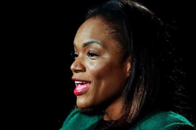 Deputada &#039;Tchizé&#039; dos Santos pede destituição de João Lourenço