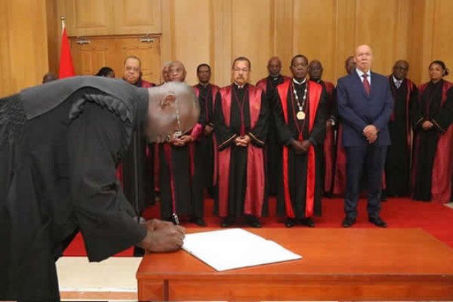 Nova lei forçará presidente do Tribunal Constitucional a abandonar o cargo depois dos 70 anos