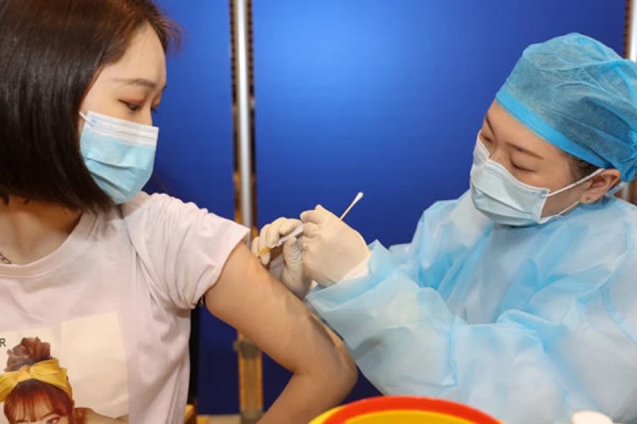 Covid-19: Embaixada da China em Angola alerta para surtos em chineses após vacinação