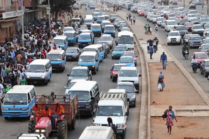 Valor do &quot;selo&quot; do carro em Angola inalterado e com mais um mês para pagamento