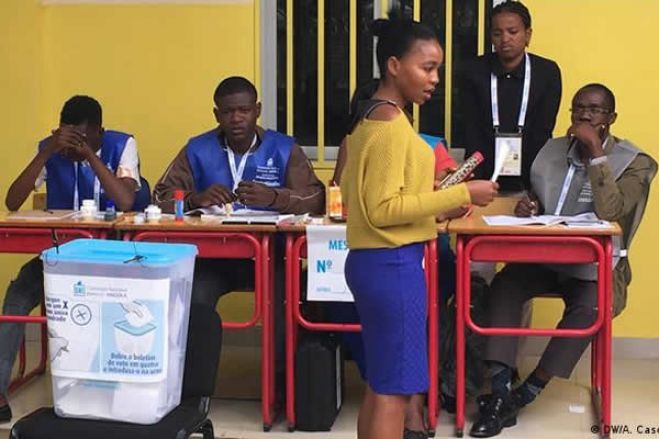 UNITA queixa-se de elementos governamentais em mesas de voto, CNE diz que não há problema
