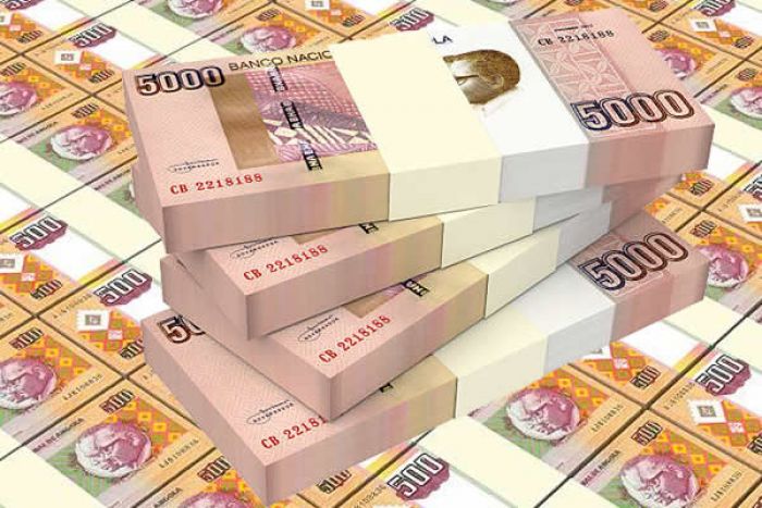 Kwanza baixa quase 50% em 16 meses face a euro e dólar
