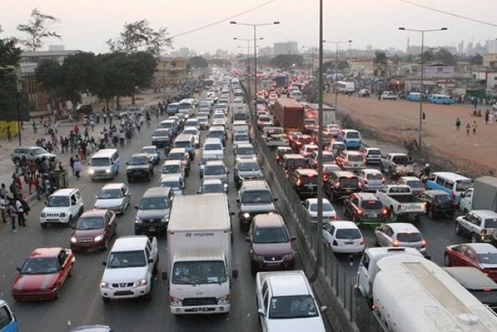 Única ponte que liga Luanda ao norte condicionada e com filas de quilómetros