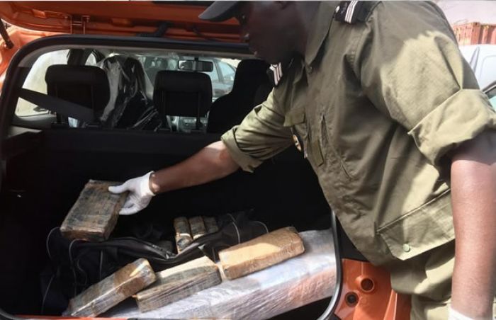 Senegal apreende 798kg de cocaína escondida em carros com destino a Luanda