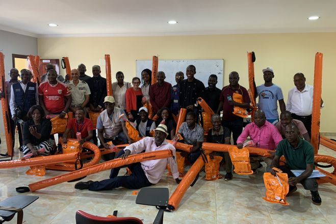 Embaixada francesa em Luanda faz doação de equipamentos de segurança marítima a pescadores da APASIL