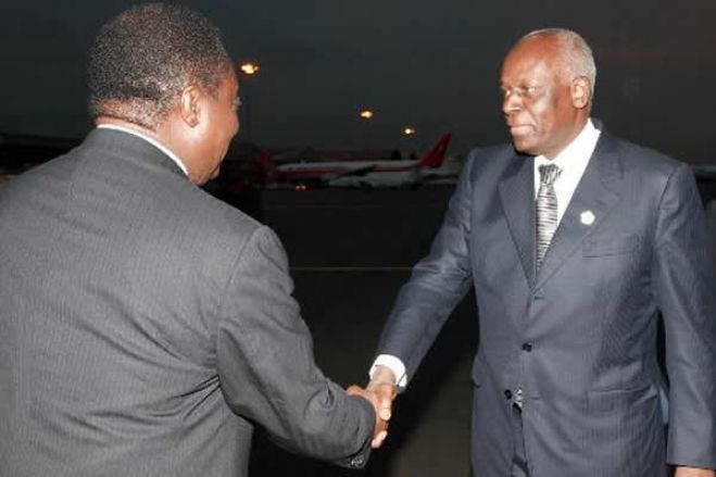 José Eduardo dos Santos regressa a Barcelona para consultas médicas
