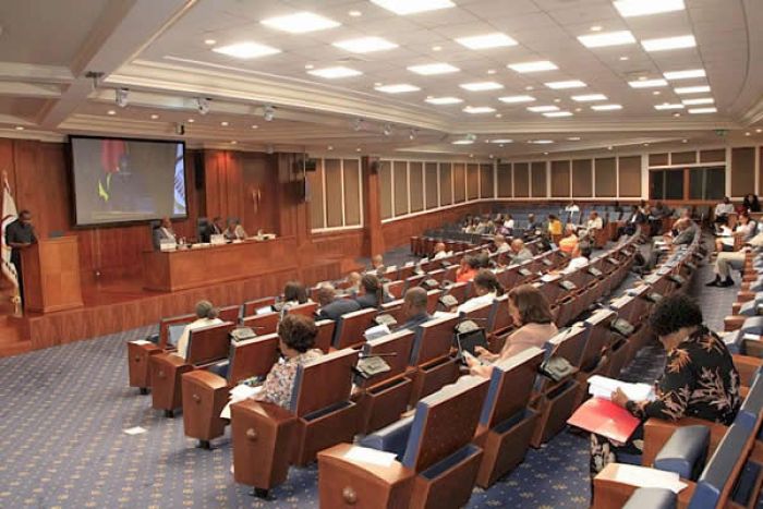 Parlamento angolano discute tabela salarial da função pública
