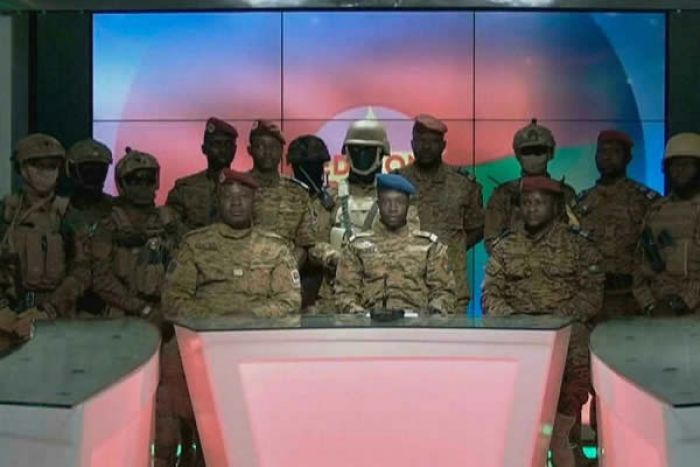 Golpistas de Burkina Faso anunciam dissolução do governo e fechamento das fronteiras
