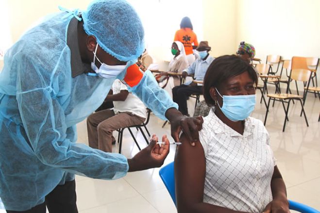 Covid-19: Angola sem vacinas nesta altura para administração da primeira dose