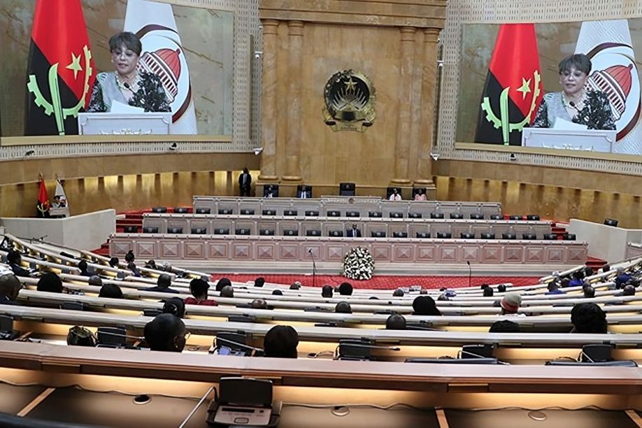 Parlamento angolano vai convocar sessão extraordinária para votar novo presidente