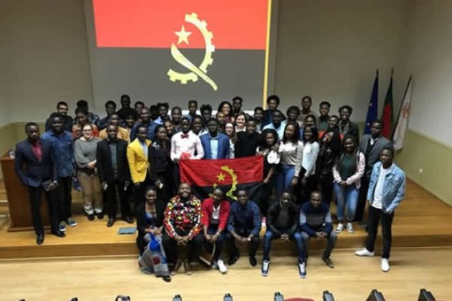 Estudantes angolanos em Portugal dizem &quot;não&quot; ao regresso