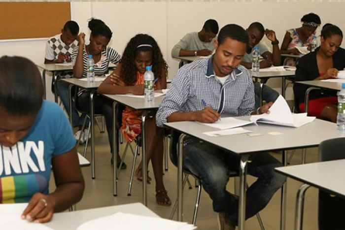 Ensino superior público angolano “retrocedeu” e enfrenta problemas básicos – Estudantes