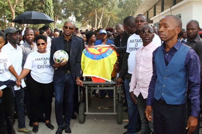Centenas de pessoas acompanham enterro de "Chinho" no cemitério da Santa Ana