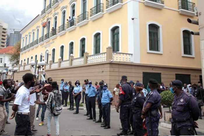 Polícia dispersa jovens concentrados em frente ao tribunal de Luanda