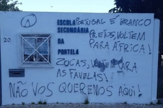 Escolas e universidades em Portugal são pichadas com mensagens contra negros, ciganos e brasileiros