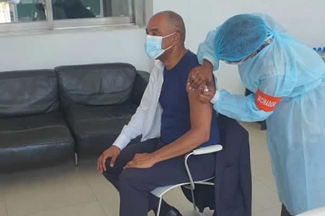 Covid-19: UNITA quer reforço da vacinação após 100 mortes em Angola em oito dias