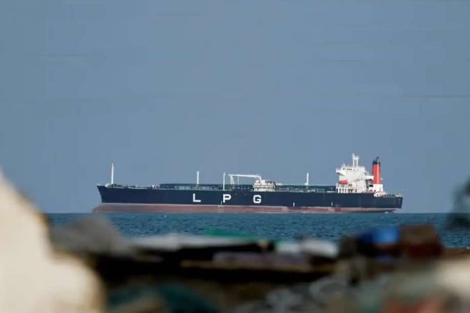 Irão reabre Estreito de Ormuz a navios comerciais, mas mantém restrições a embarcações militares