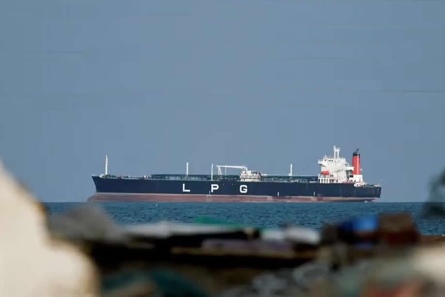 Irão reabre Estreito de Ormuz a navios comerciais, mas mantém restrições a embarcações militares