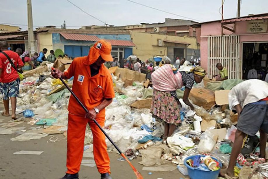 Trabalhadores da Rangol continuam a fazer limpeza e pedem dinheiro à entidades comerciais