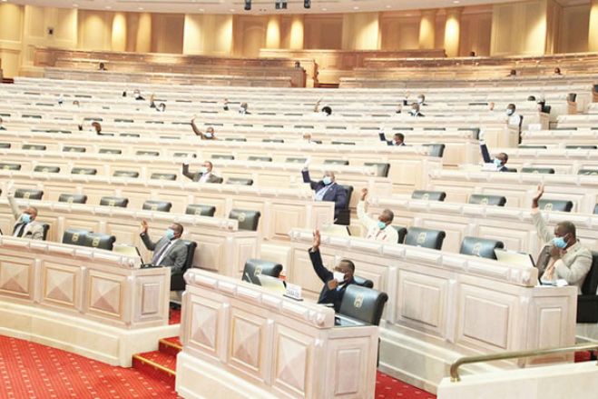 Parlamento aprova descontos de polícias e militares para o IRT e oposição contesta