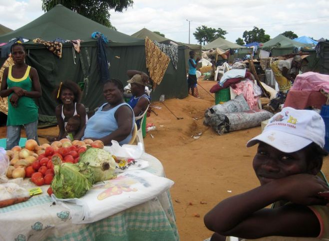 Centenas de cidadãos do Zango 1 protestam por viverem há dez anos em tendas