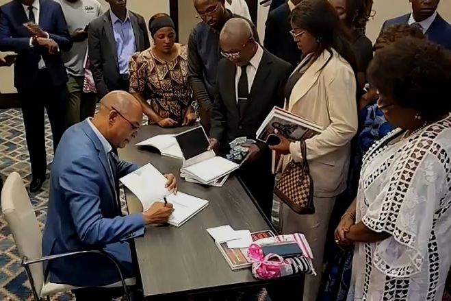 Presidente da UNITA homenageia em livro angolanos que acreditaram na mudança em 2022