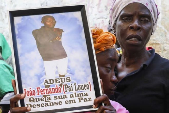 Familiares exigem indemmização após morte de jovem à porta de hospital