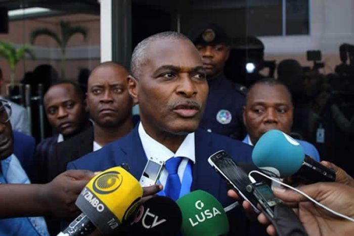 &quot;Em Angola não houve corrupção, foi gatunagem.&quot; Abel Chivukuvuko nos 45 anos da independência