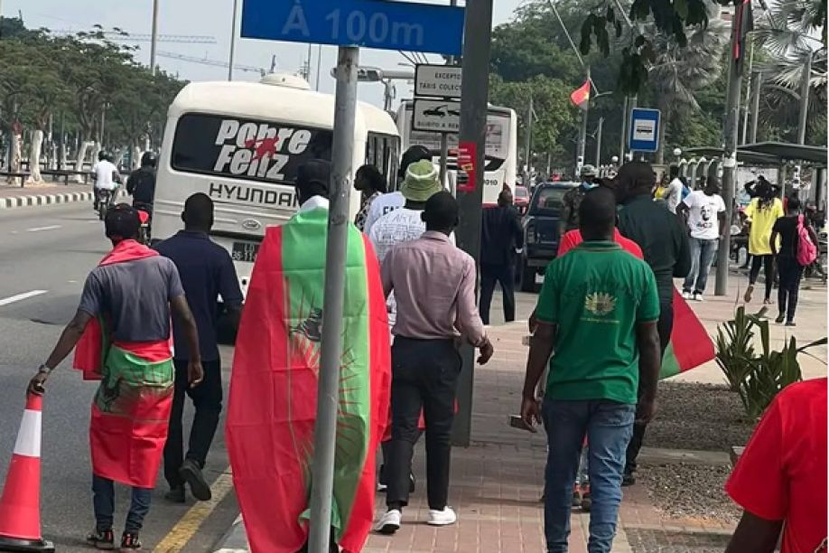 UNITA em Luanda queixa-se de remoção de suas bandeiras na via pública