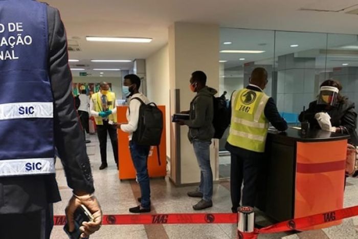 Cidadãos nigerianos detidos no Aeroporto de Luanda por falsificação de testes da Covid-19