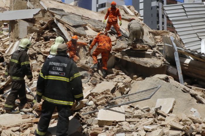 Moradores falam em possíveis vítimas após desabamento de prédio de seis andares em Luanda