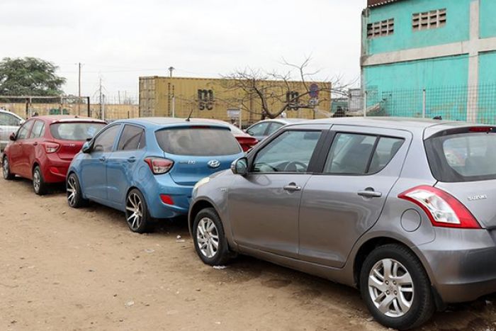 Venda de carros novos estava a crescer mas crise cambial trava optimismo