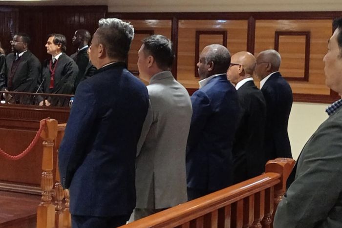 Julgamento de generais &quot;Dino&quot; e Kopelipa&quot; suspenso à espera de intérprete chinês