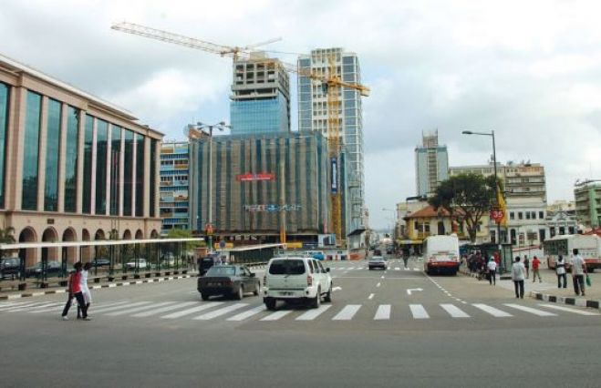 Angola tem de ter cuidado com a dívida para não arriscar um 'default' - Economist