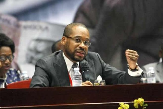 Ministro pede aos angolanos em Portugal para não mostrarem &quot;o lado mau&quot; do País sob pena de afugentar os investidores