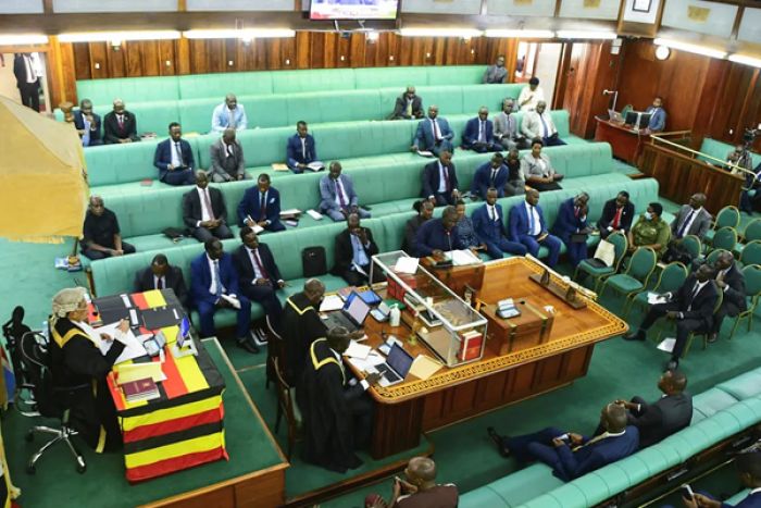 Uganda aprova lei que impõe pena de morte para homossexuais