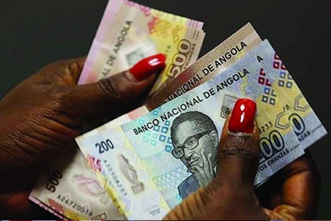 Câmbio Oficial: Consultora BMI vê moeda de Angola a desvalorizar para 900 kwanzas por dólar este ano