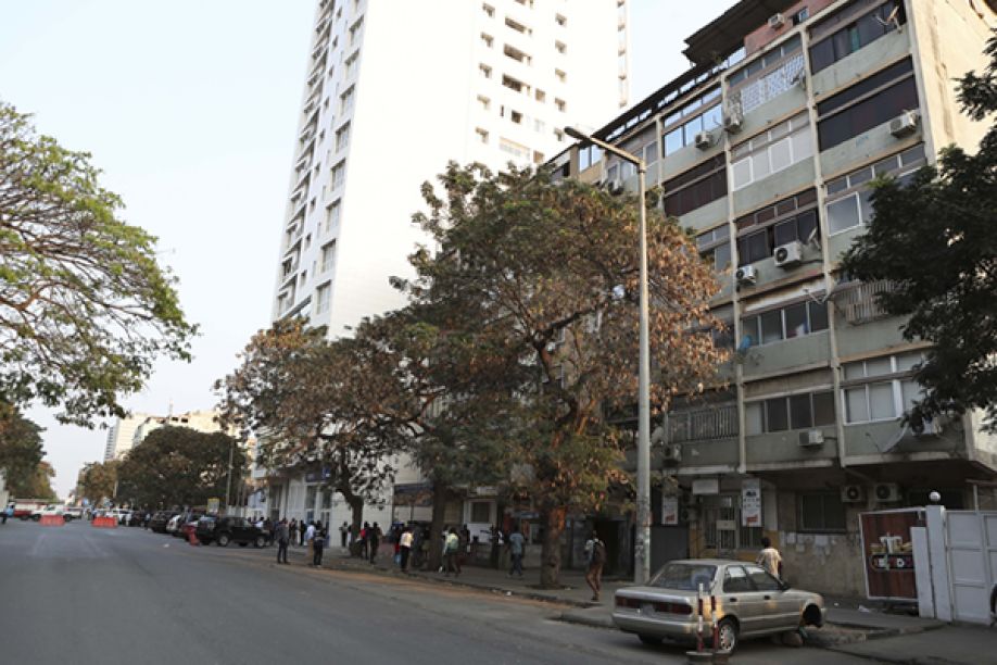 Moradores de dois prédios na Avenida Hoji-ya-Henda voltam para casa após pânico