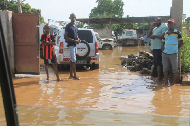 Mais de 300 casas inundadas no balanço provisório das chuvas em Luanda - bombeiros
