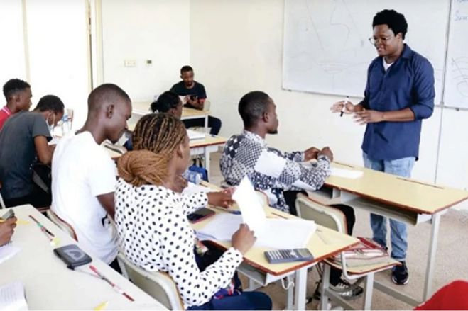 Governo angolano encerra inscrições em Faculdade de Medicina e contrata professores cubanos