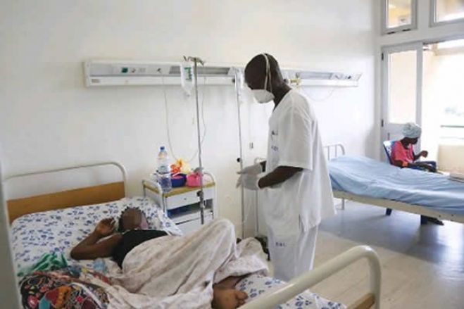 Médicos e Enfermeiros do Hospital Sanatório de Luanda vendem medicamentos expirados a pacientes com tuberculose