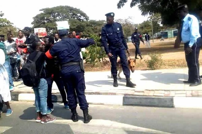 Polícia Nacional agride brutalmente activista e cerca Sede da UNITA no Cazenga