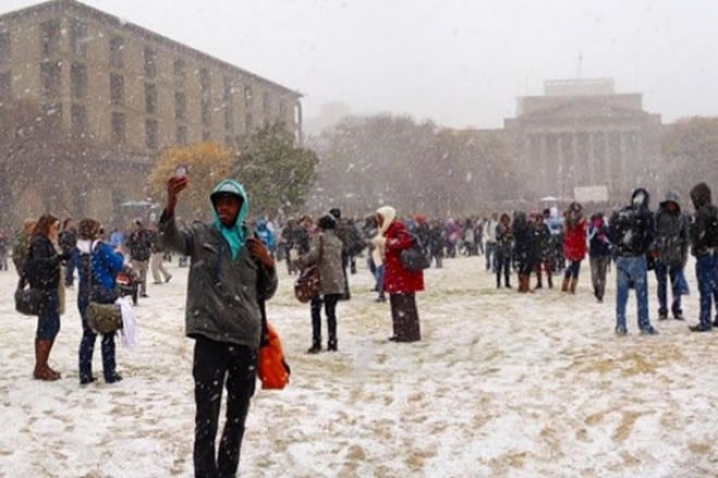 Rara queda de neve surpreende moradores em Joanesburgo