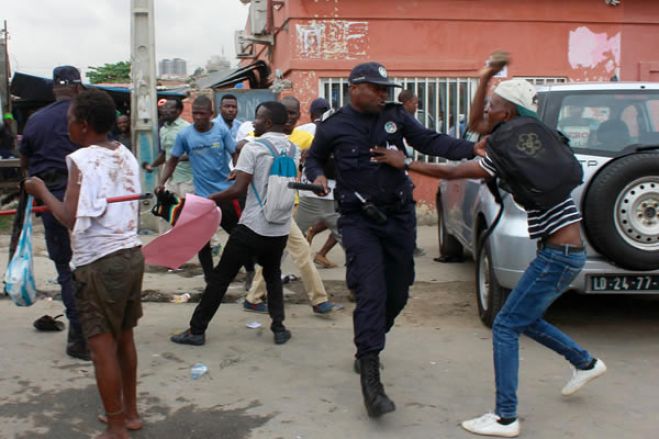 Angolanos em Lisboa promovem recolha de assinaturas contra violência policial em Angola