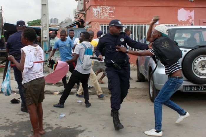 Angolanos em Lisboa promovem recolha de assinaturas contra violência policial em Angola